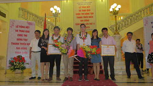 Đôi bạn cùng lớp chế máy hàn cắt kim loại bằng nước 3 Đôi bạn cùng lớp chế máy hàn cắt kim loại bằng nước