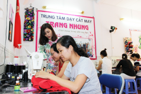 Tự thiết kế thời trang qua khóa cắt may gia đình